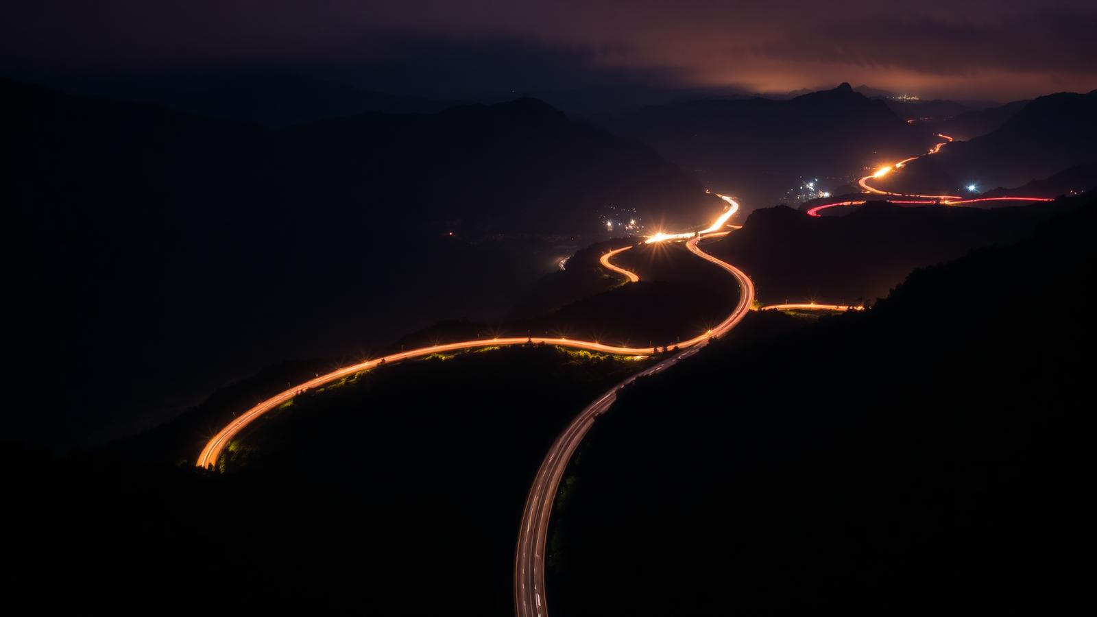 Rodovia sinuosa na serra do Paraná vista do alto durante a noite